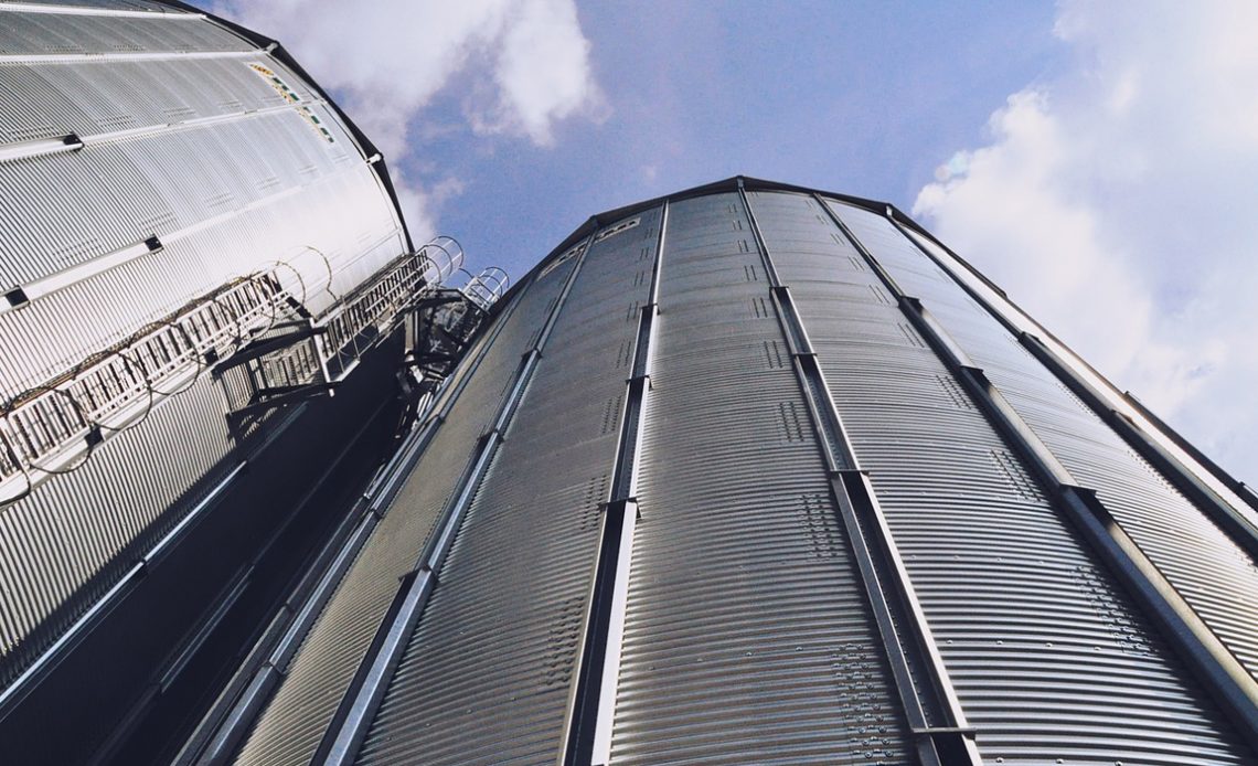 Visão a partir da base de silos metálicos