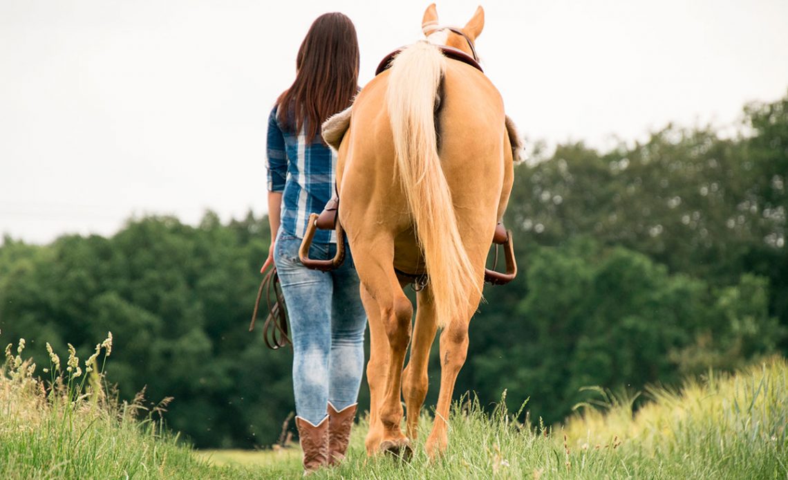 Turista passeando com seu cavalo