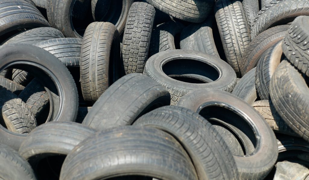 Pilha de pneus velhos