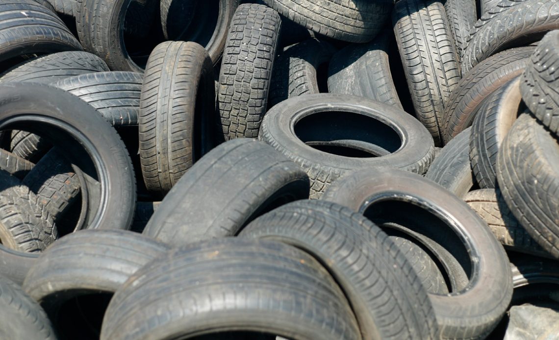 Pilha de pneus velhos