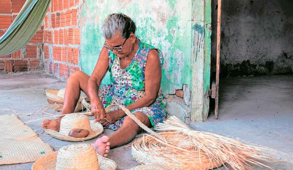 Dona Nicinha se dedica à arte de fabricar peças utilizando a palha de carnaúba