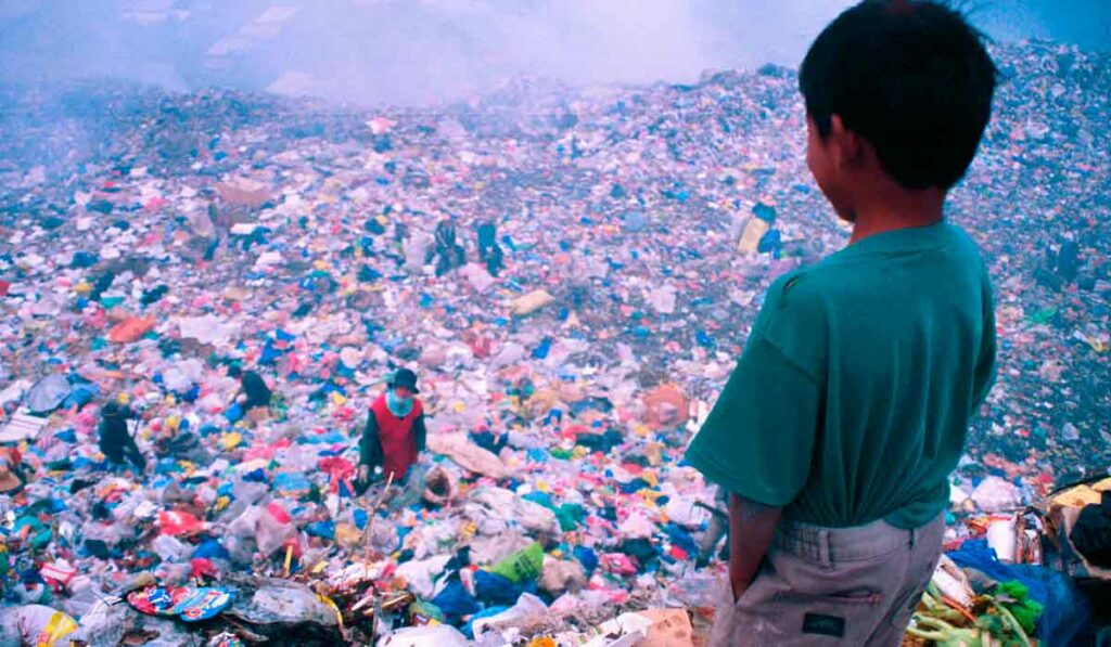 Criança observando um lixão