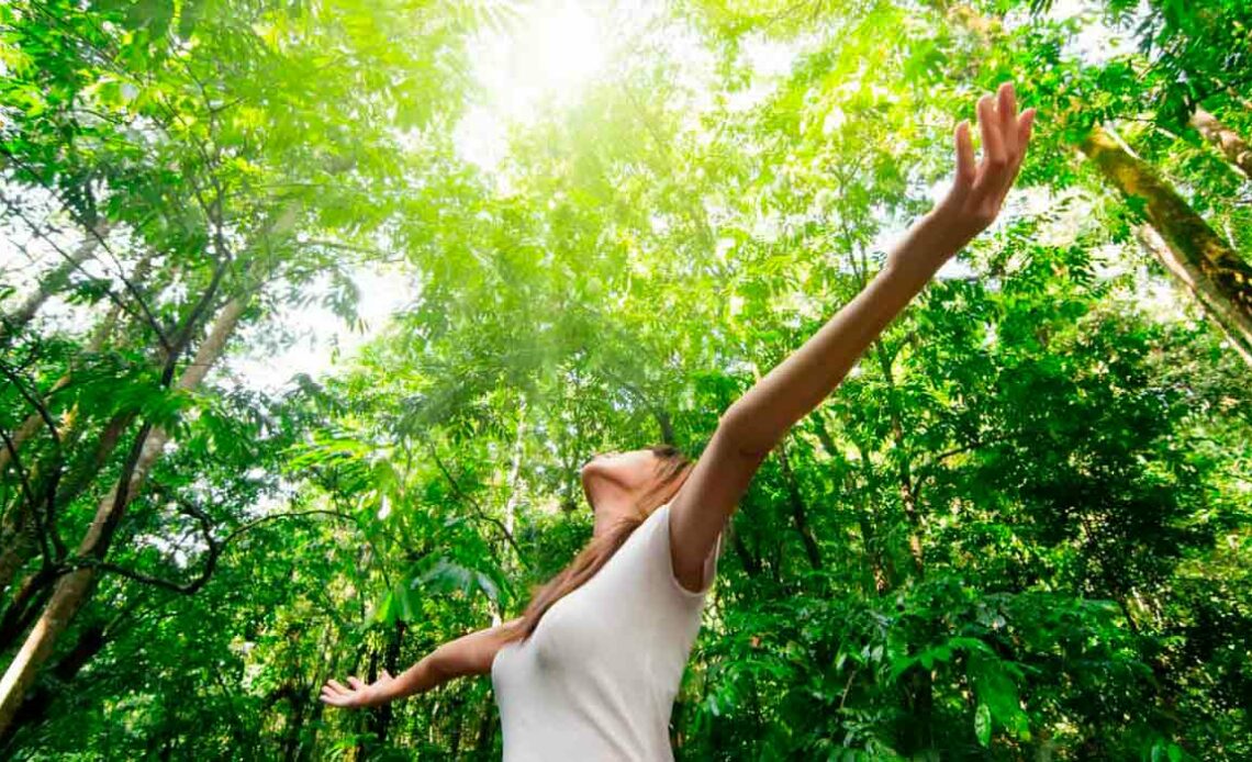 Mulher respirando em contato direto com área verde