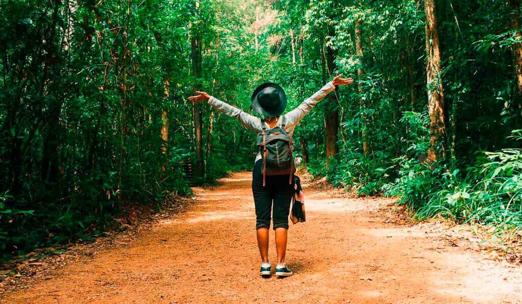 Turista caminhando em trilha