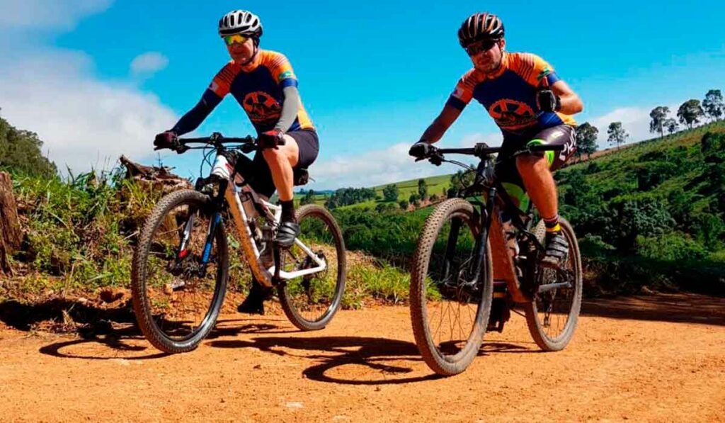 Ciclistas em estrada rural