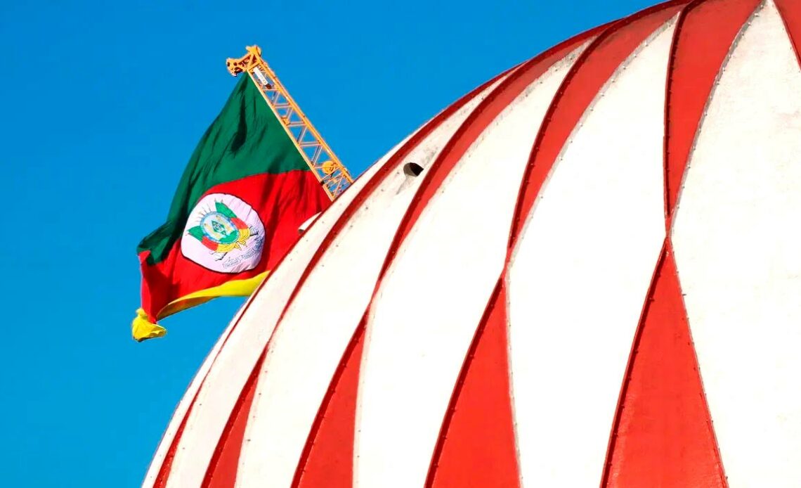 Detalhe de um dos globos da Expointer com bandeira do RS ao fundo