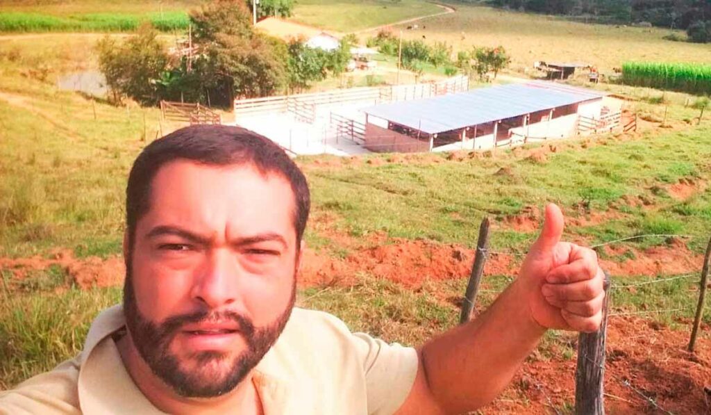 Produtor rural Celso Augusto de Oliveira Lima com o novo curral ao fundo