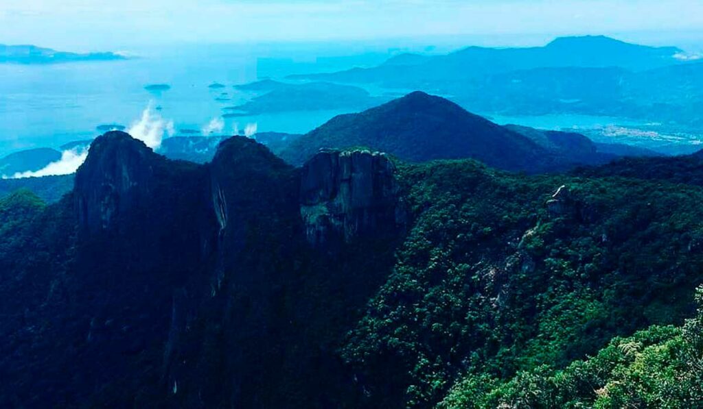 Pico da Macela - Cidade de Paraty acima à direita e a vista da Baía de Ilha Grande