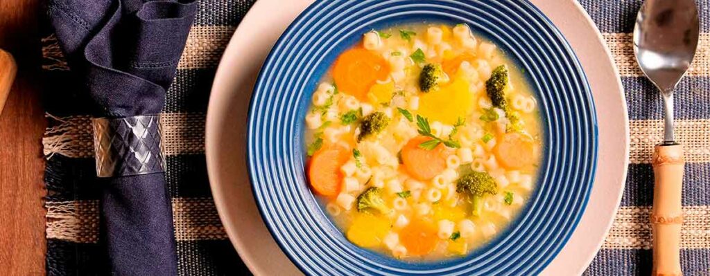 Sopa de legumes com macarrão