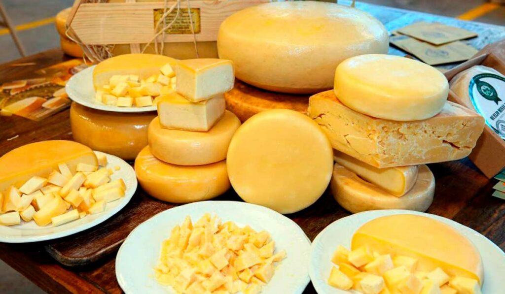 Vários queijos mineiros