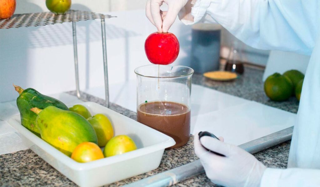 Aplicando a cera em laboratório