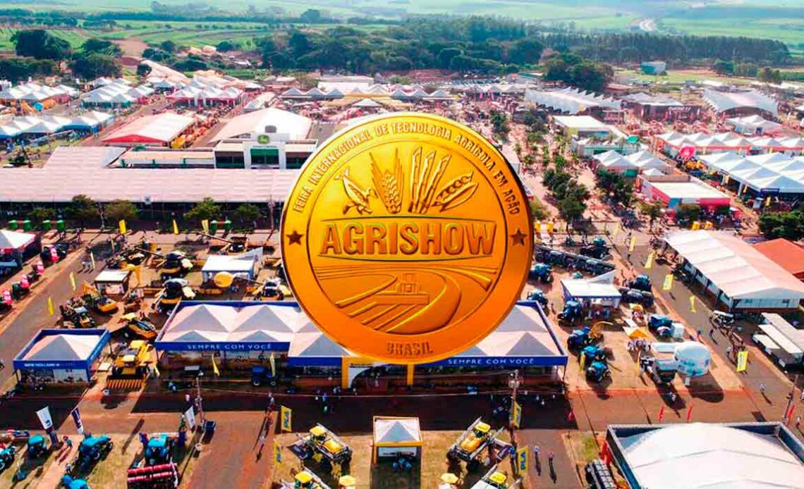 Medalha de ouro da Agrishow com visão da feira ao fundo