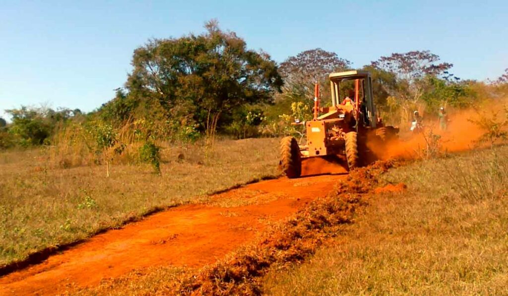 Motoniveladora na construção de aceiro