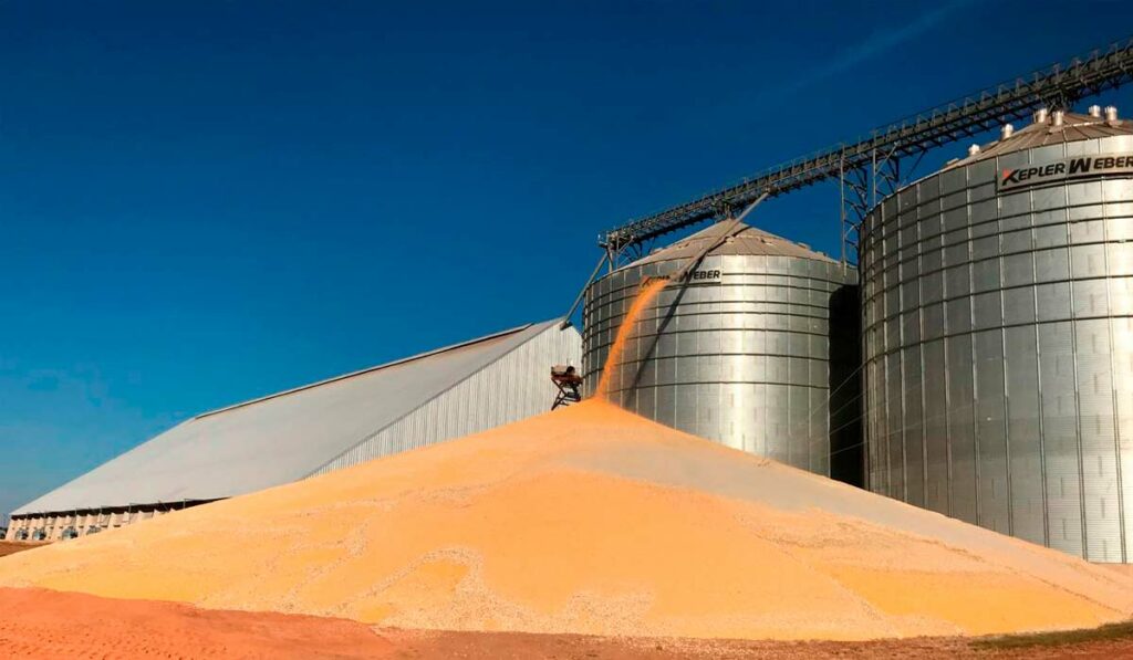 Silos com carga de sojamilho a frente