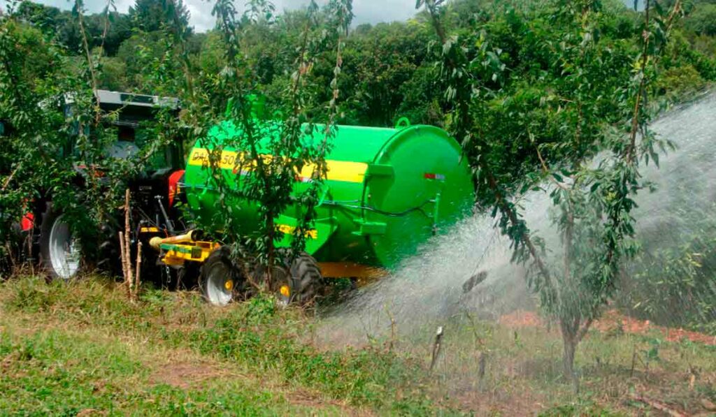 Aplicação mecânica da solução natural ao solo