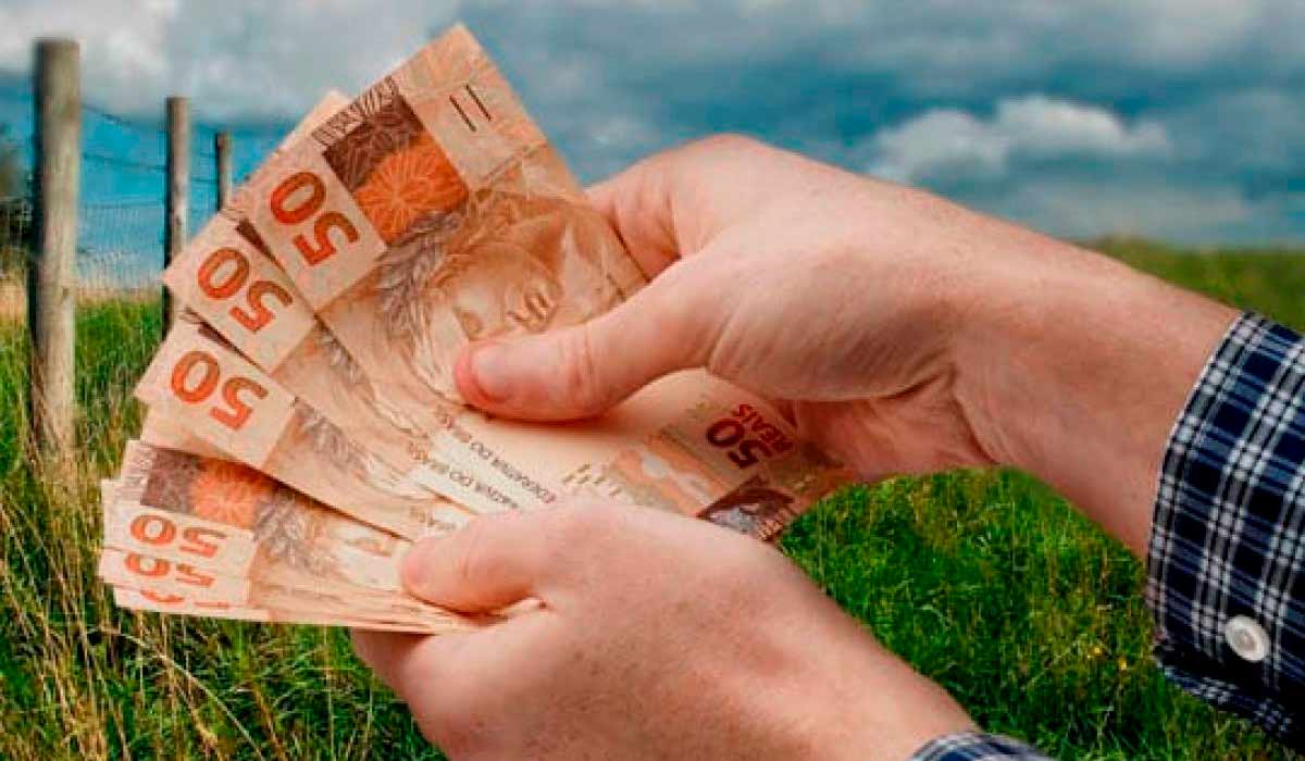 Produtor rural com dinheiro na mão do crédito rural