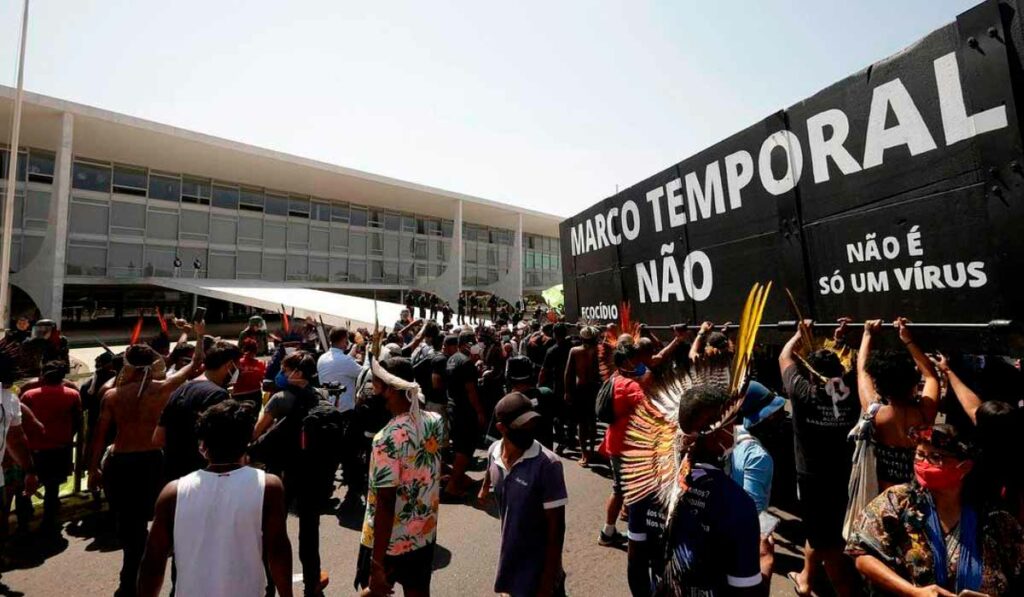 Manifestação dos índios em frente ao palácio em Brasília sobre o marco temporal a ser julgado no STF