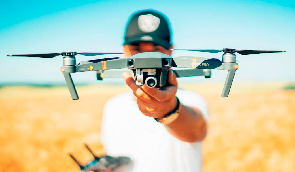 Operador segurando um drone