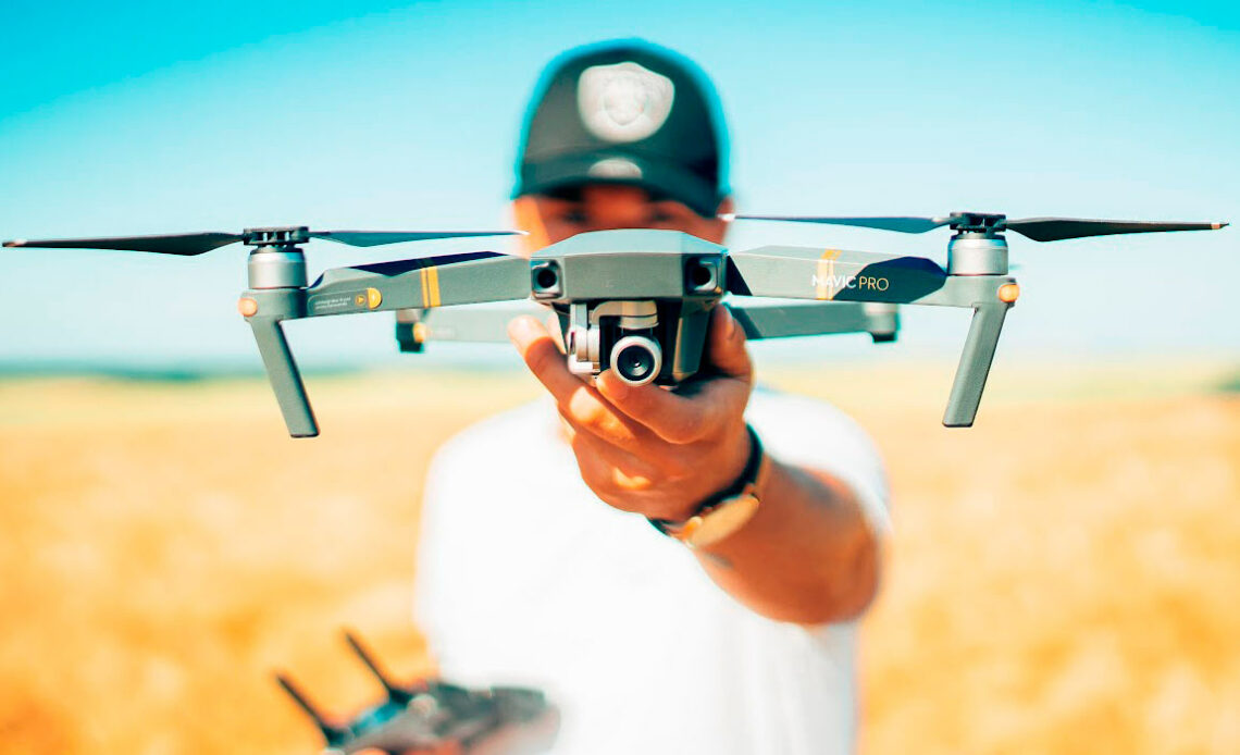 Operador segurando um drone