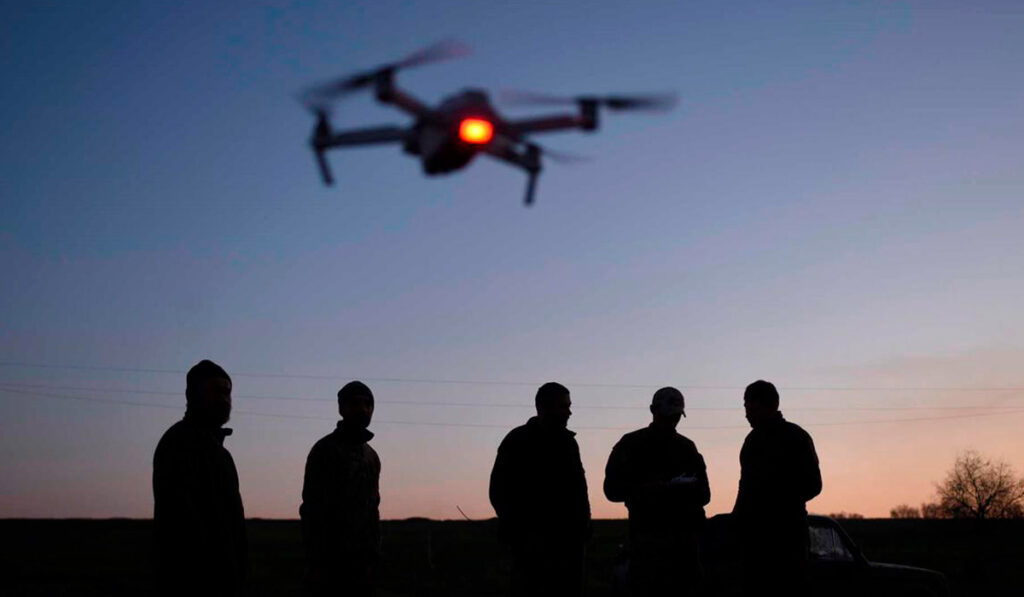 Equipe acompanhando a ação do drone