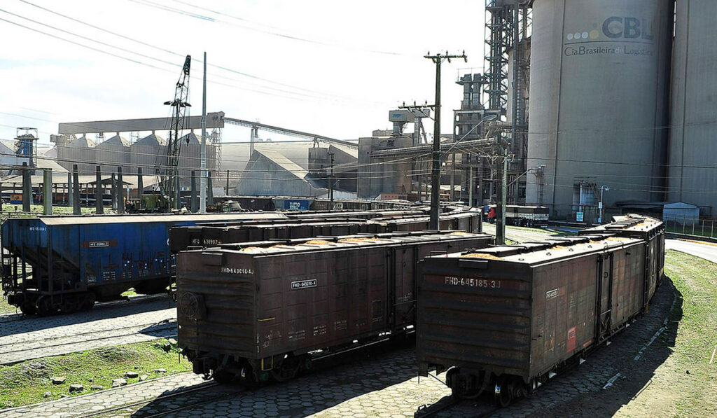 Vagões em terminal ferroviário agrícola esperando para serem carregados