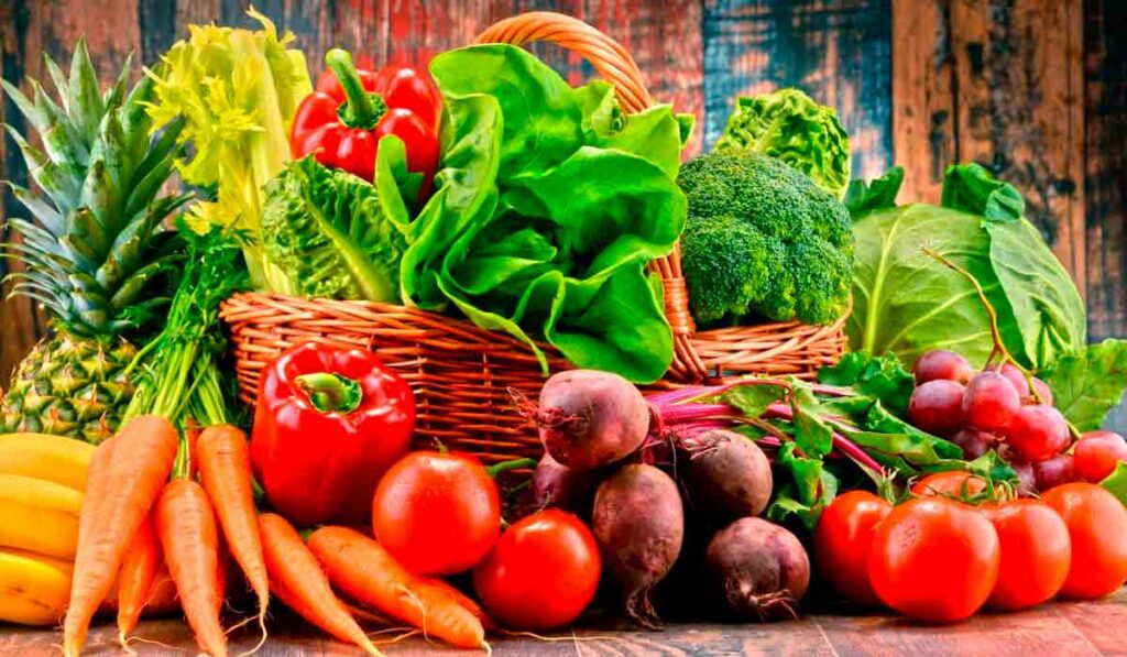 Cesto de frutas, legumes e verduras