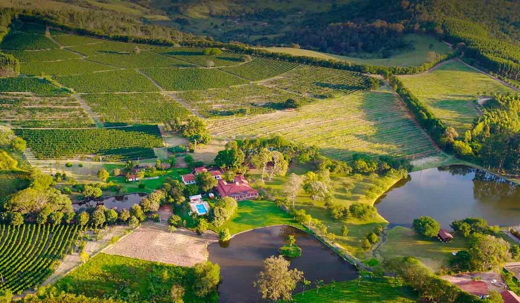 Vista aérea de uma propriedade rural planejada