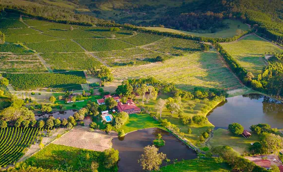 Vista aérea de uma propriedade rural planejada