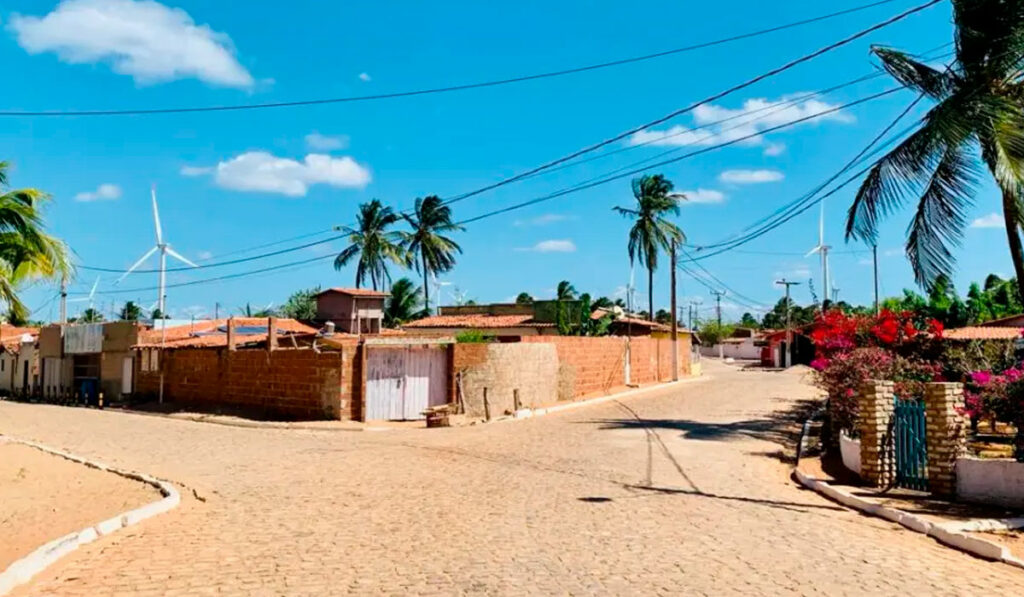 Eólicas dividem o espaço com as casas na praia de Enxu Queimado - Foto: Jana Sá