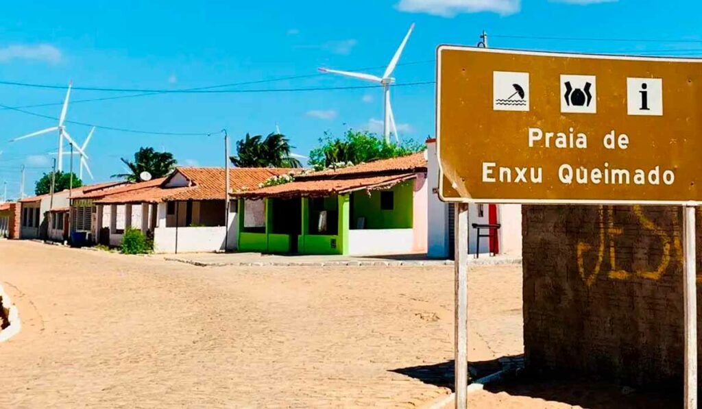 Praia de Enxu Queimado com as turbinas eólicas próximas às residências