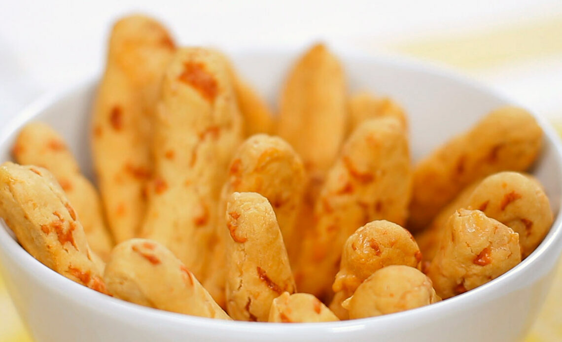 Tigela com biscoitos de queijo