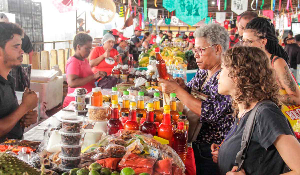 A população comprando os produtos orgânicos