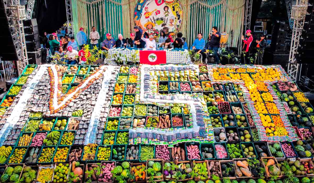 Símbolo do movimento composto por alimentos produzidos