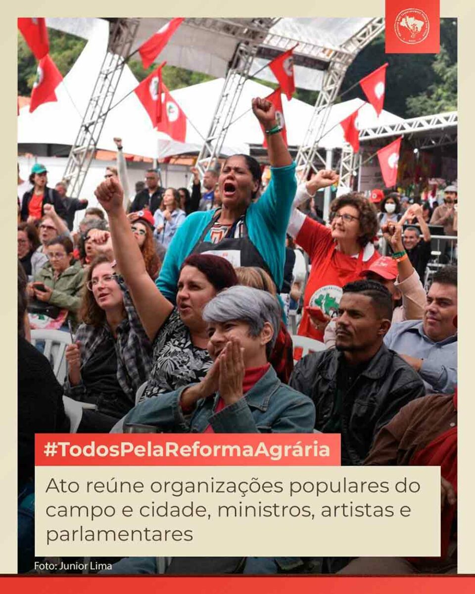 Plateia organizada cobrando ações