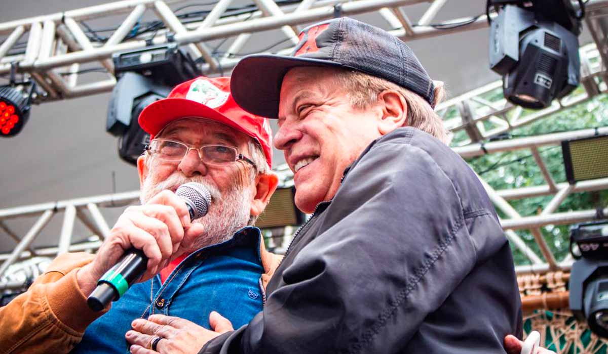 Jornalista Chico Pinheiro no palco da Feira