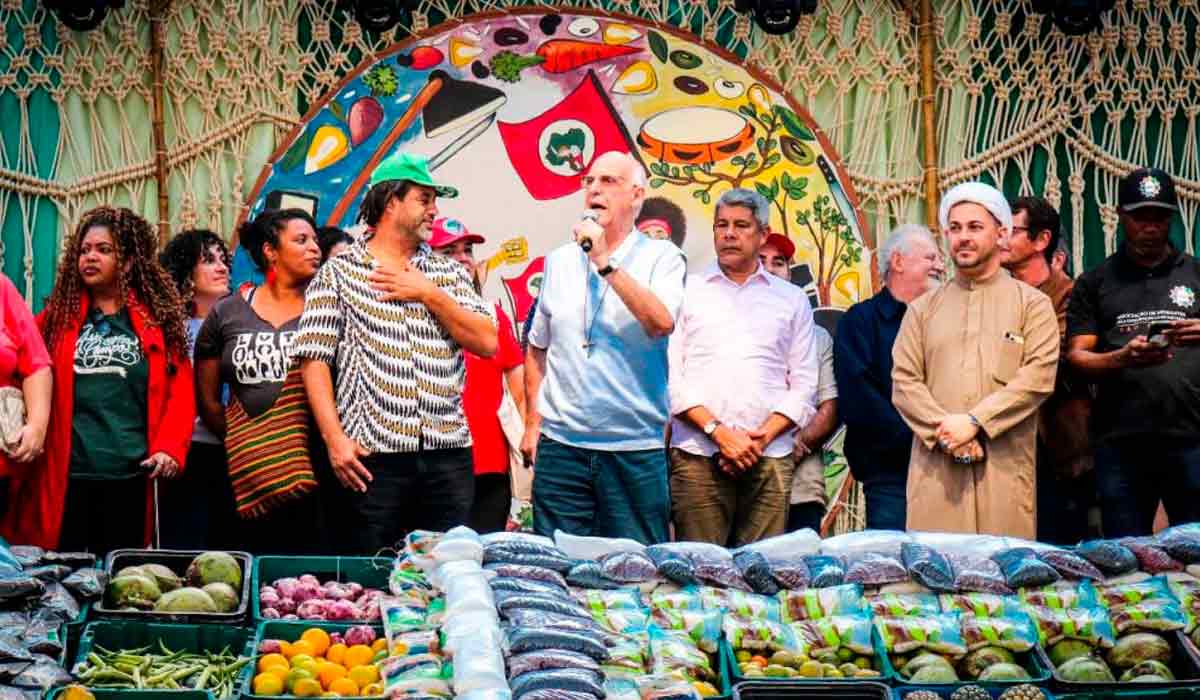 Padre Julio Lancellotti recebendo a doação de alimentos orgânicos