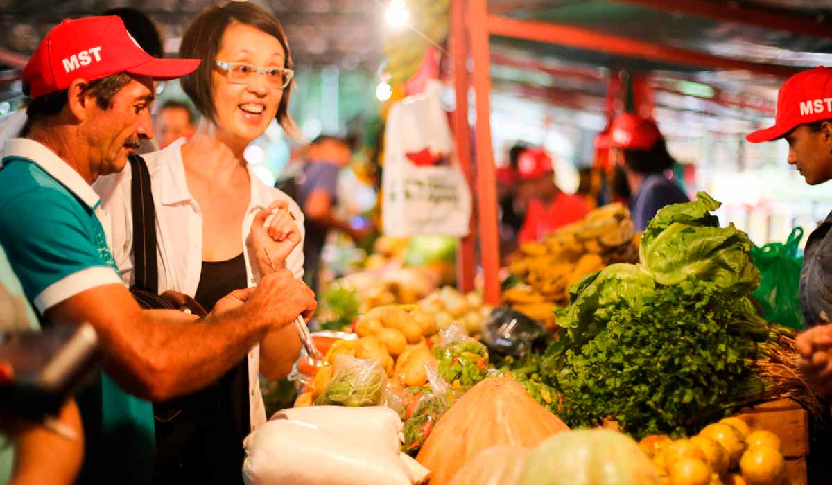 Produção orgânica sendo comercializada na feira