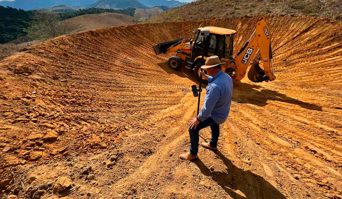 Técnico orientando a construção da barraginha