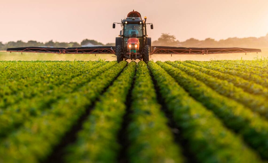 Pulverização de pesticidas na lavoura