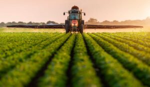 Pulverização de pesticidas na lavoura