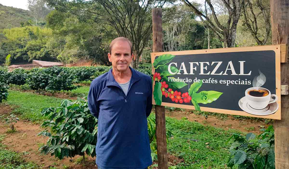 Henrique Marques Lisboa no cafezal do Hotel Fazenda St. Robert - Piraí/RJ