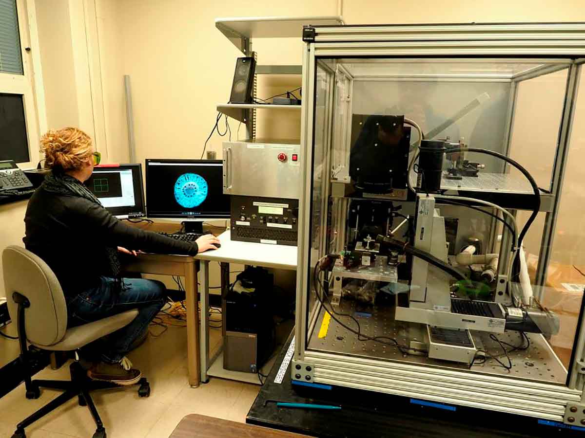 A pesquisadora Hannah Schneider faz imagens de raízes de milho com a tecnologia de Tomografia de Ablação a Laser da Penn State - Foto: Penn State