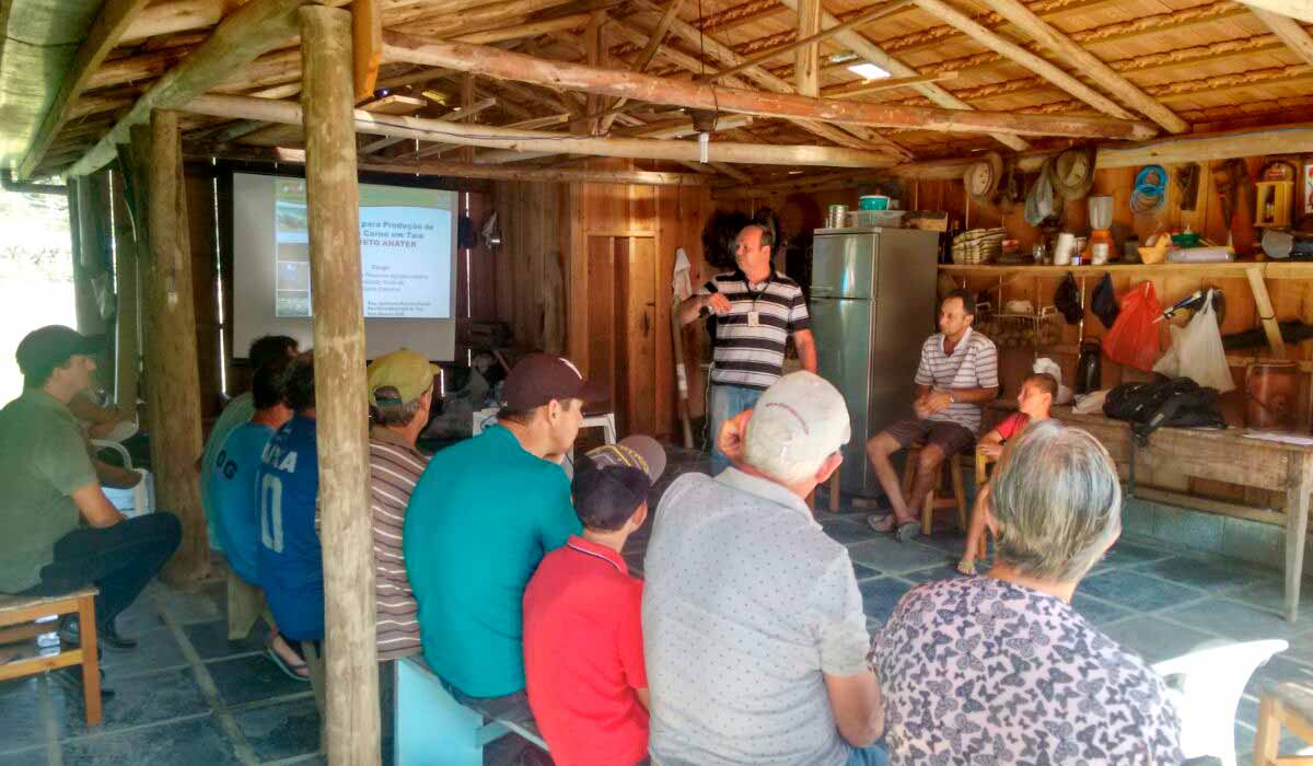 Reunião de agricultores com o extensionista