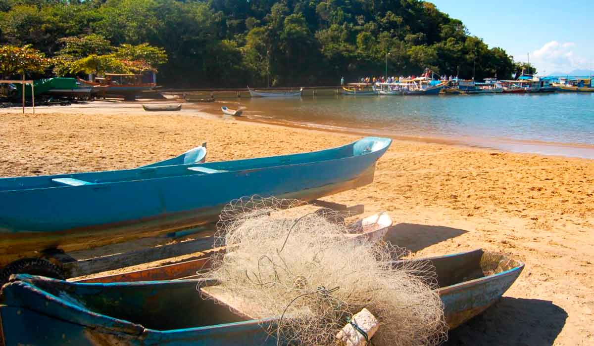 Canoas com rede na praia
