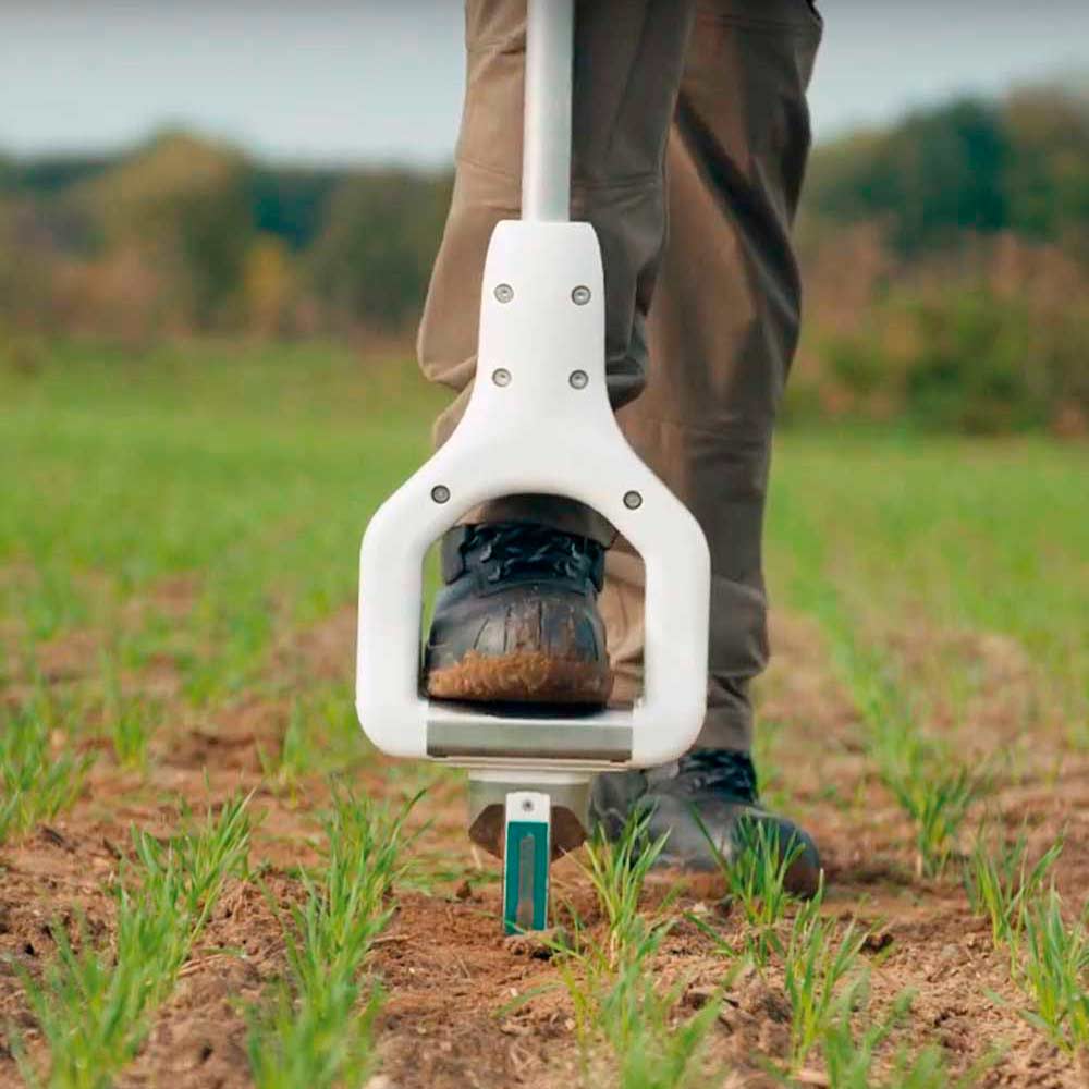 Agricultor operando o FarmLab