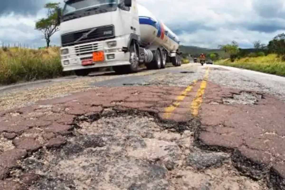 Rodovia em condições precárias de pavimentação