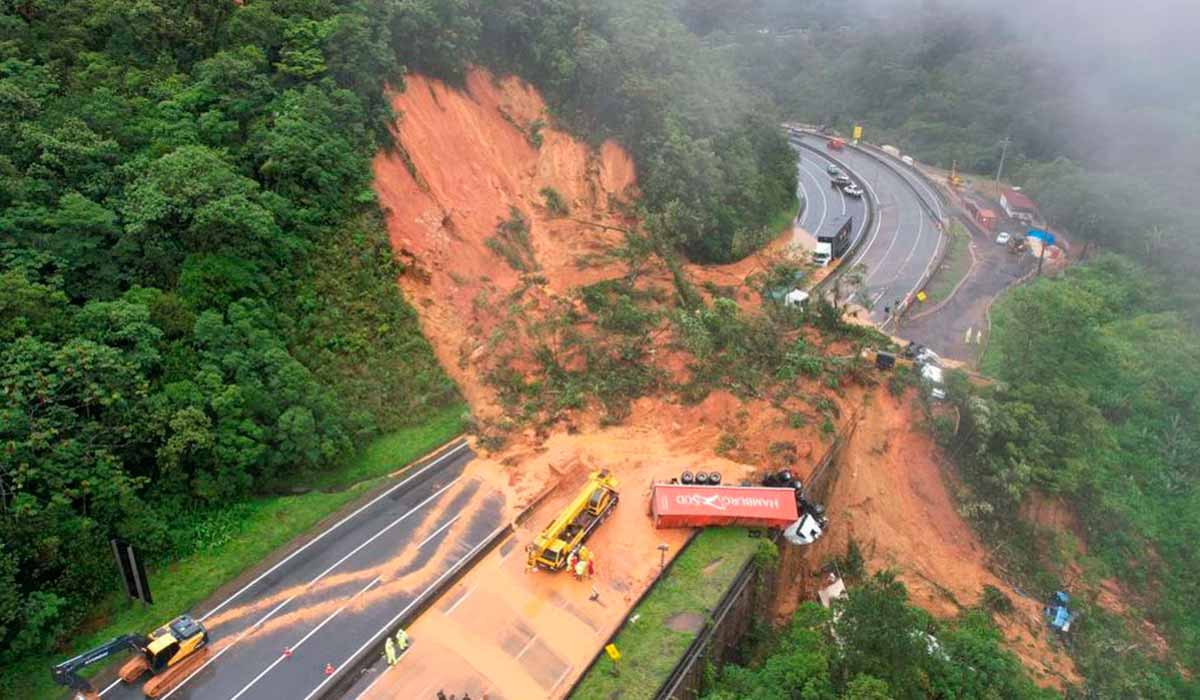 Deslizamento em rodovia do Paraná
