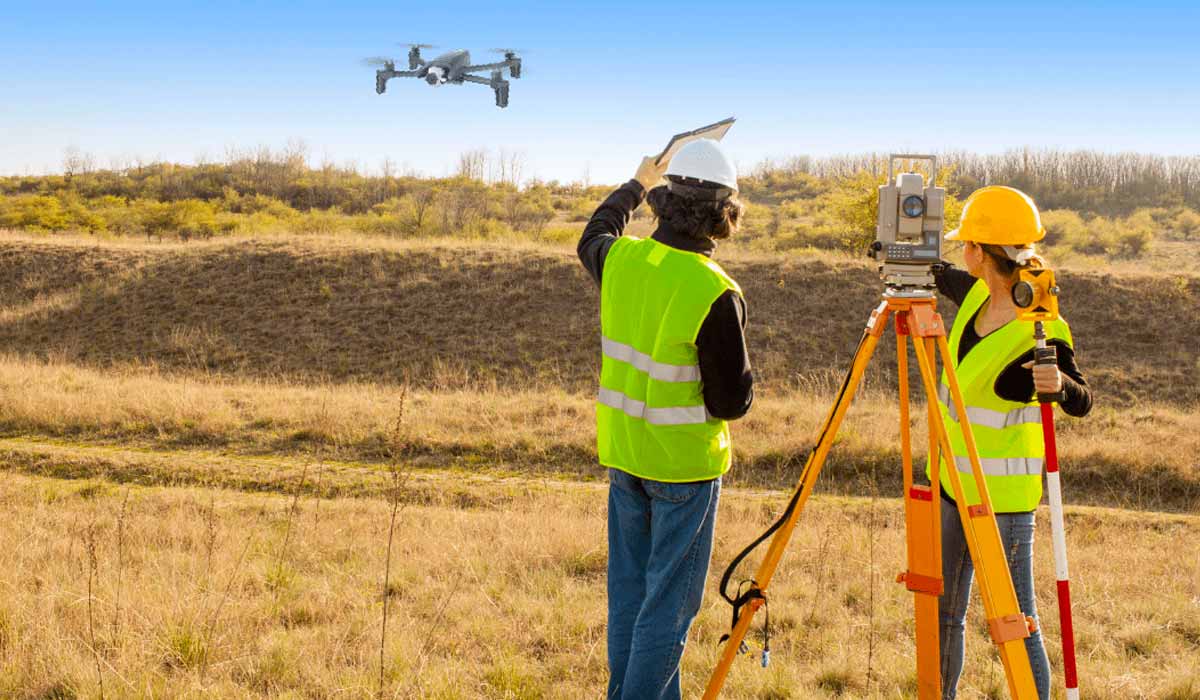 Técnicos trabalhando com drone