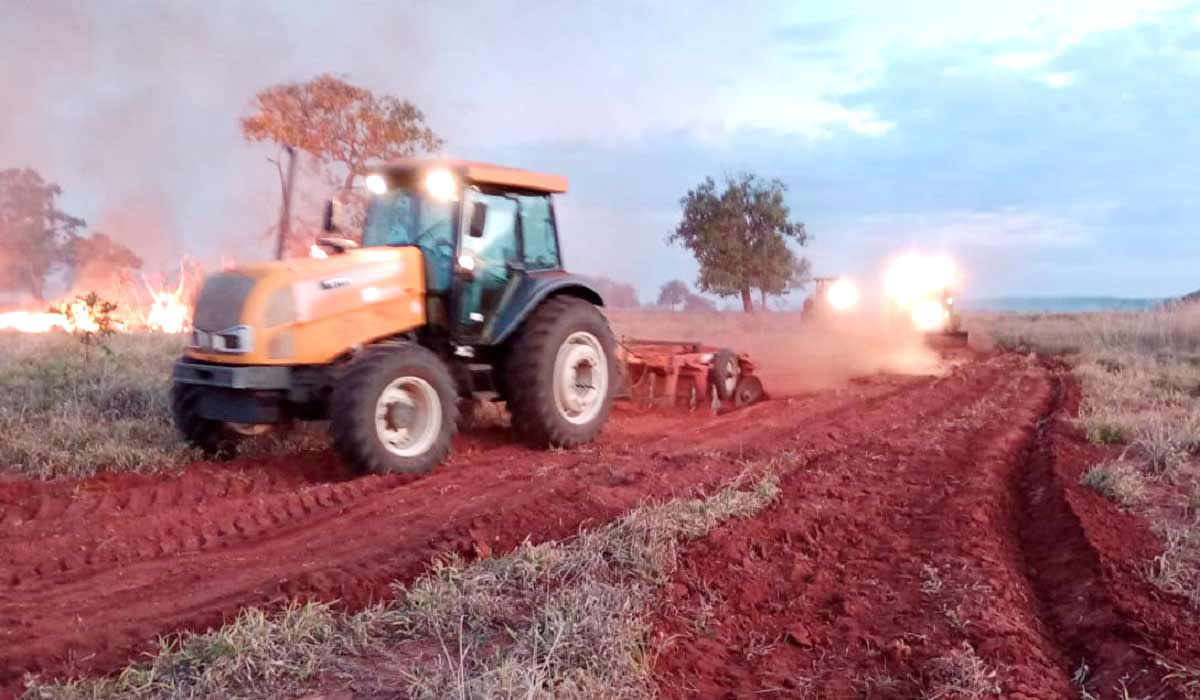 Trator em operação de construção de um aceiro emergencial