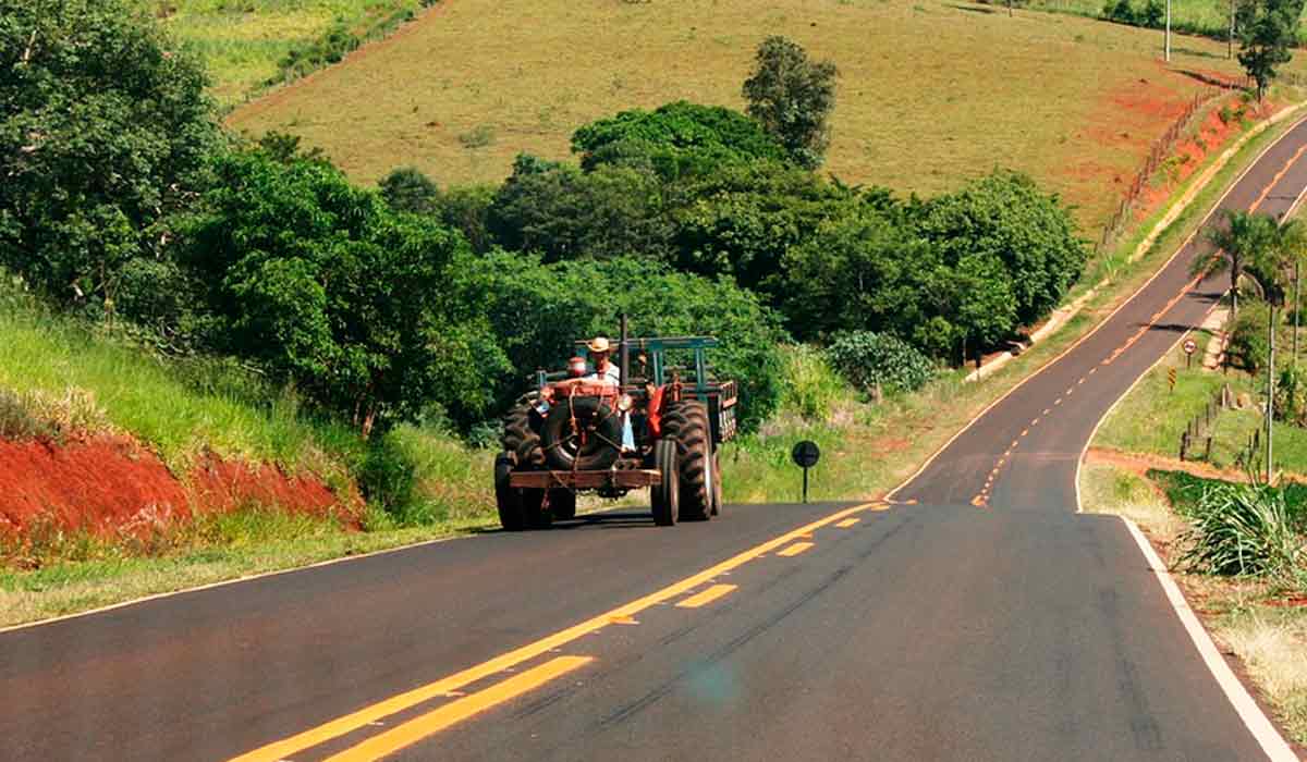 Trator circulando por estrada pública